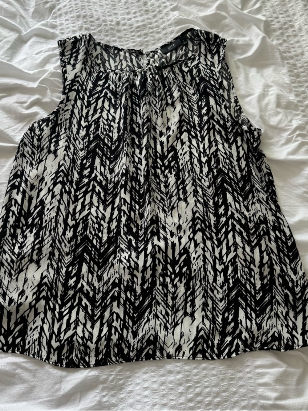 Apt. 9 Black and White Abstract Chevron Top size Large